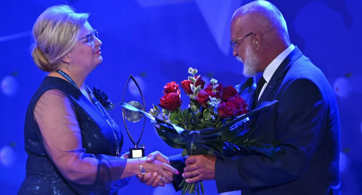 Wśród laureatów rankingu w kategorii powiat ziemski znalazł się powiat przemyski, reprezentowany na forum przez starostę Bożenę Ryczan. Odbierając statuetkę z rąk prof. Marka Rockiego – dyrektora Instytutu Rozwoju Gospodarczego w Szkole Głównej Handlowej w Warszawie, podziękowała wszystkim zaangażowanym w rozwój kierowanej przez siebie jednostki samorządowej./ FOT. Starostwo Powiatowe w Przemyślu