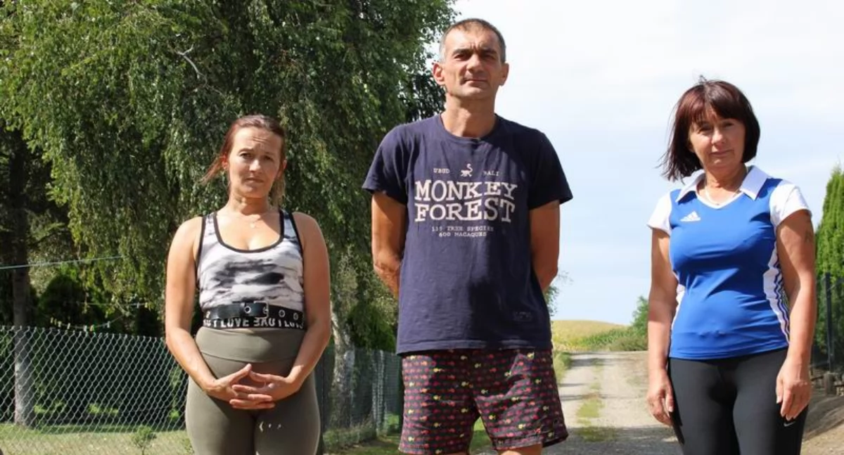 Brak pieniędzy na remont nawierzchni nie jest dla mieszkańców argumentem. Tym bardziej że – jak mówią – droga, o którą walczą, jest jedyną w wiosce w tak fatalnym stanie./ FOT. U. Gielo