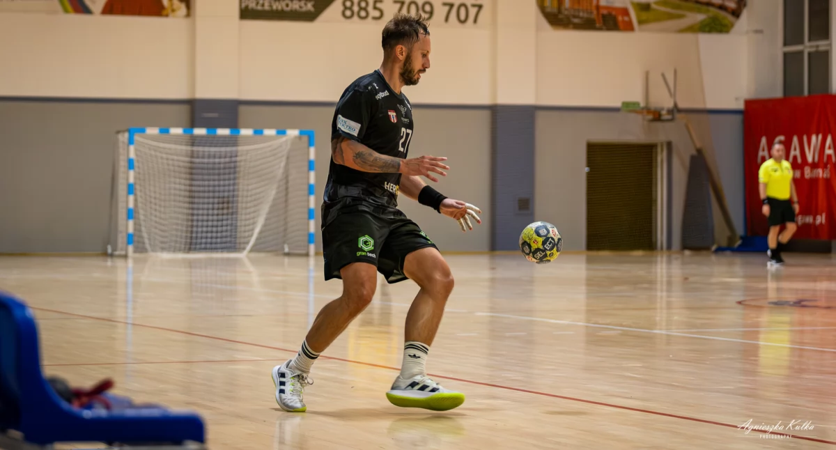 W Przeworsku pełne napięcia spotkanie. Młoda drużyna SRS NIKO Przemyśl przeciwstawiła się faworytowi