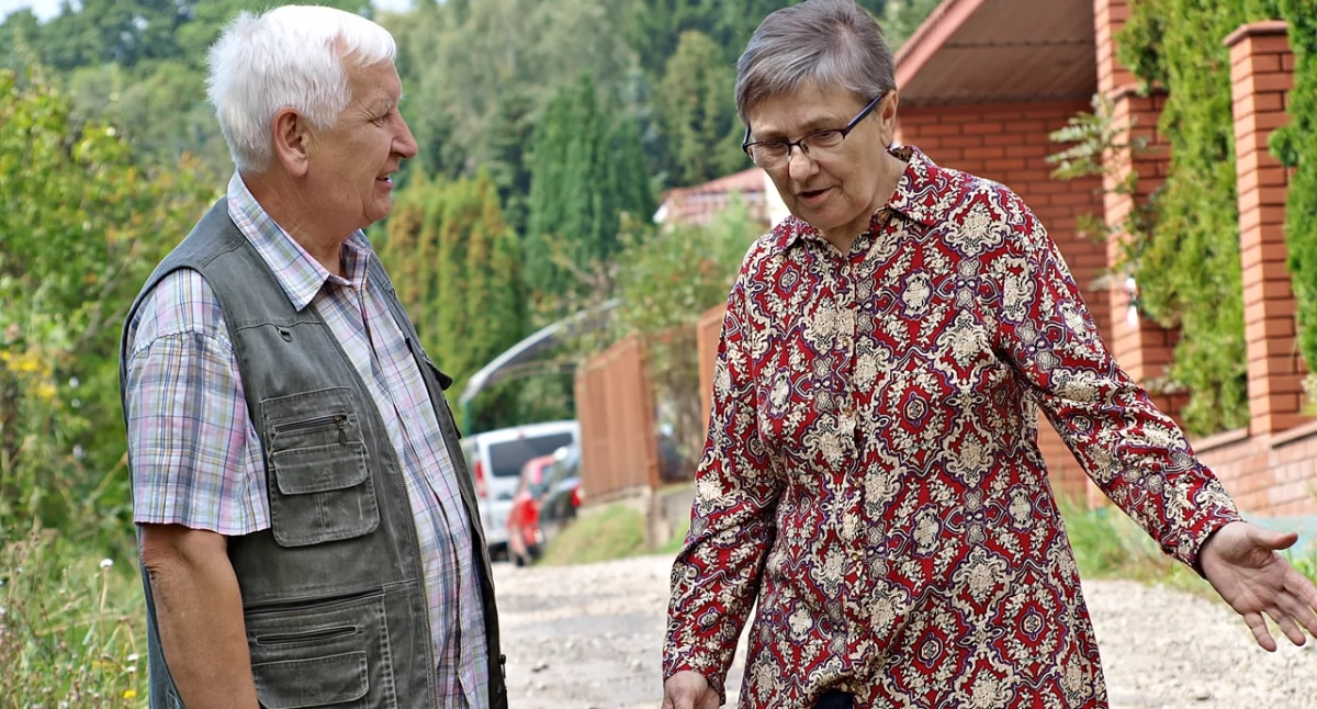 – Tylko z budżetu obywatelskiego możemy poprawić stan naszych osiedlowych ulic, po których nawet nie da się chodzić. Do tej pory udało się wykonać jedynie nawierzchnię na kilkudziesięciometrowym odcinku ulicy Bukowej. Do ukończenia pozostało około 140 metrów. Co prawda pan prezydent obiecał swego czasu dokończenie tego zadania z miejskiego budżetu, ale od tamtej pory cisza. Jak zazwyczaj… – zżyma się pani Urszula Gawron. Obok jej mąż, pan Jacek. Fot. Mariusz Godos