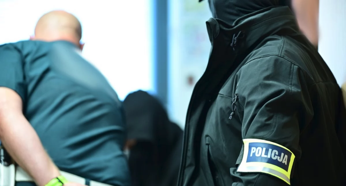 Postępowanie w sprawie wszczęła Prokuratura Okręgowa w Przemyślu, do której 55-latek został doprowadzony. Usłyszał m.in. zarzut przyjmowania łapówek. Fot. KWP Rzeszów