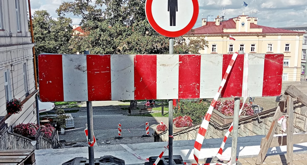 Prace przy Schodach Rycerskich mają potrwać do końca października br. Tak deklaruje wykonawca. Fot. Mariusz Godos