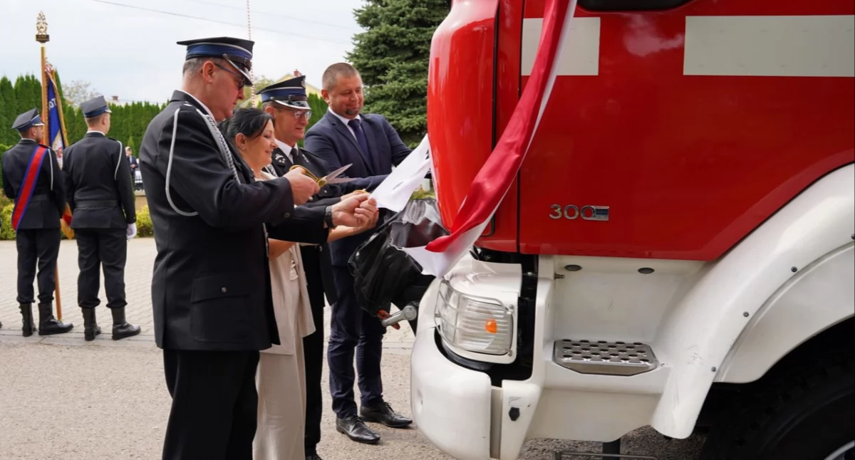 Częścią uroczystości było poświęcenie nowego wozu strażackiego, który pozwoli druhom na jeszcze sprawniejsze działanie./ FOT. UG Orły