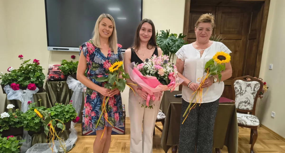 Na zorganizowanym w murach Biblioteki Publicznej w Stubnie spotkaniu autorskim M. Kostka (w środku) mówiła o kulisach powstawania swojej debiutanckiej powieści, która spotkała się z ciepłym odbiorem czytelników./ FOT. GBP w Stubnie