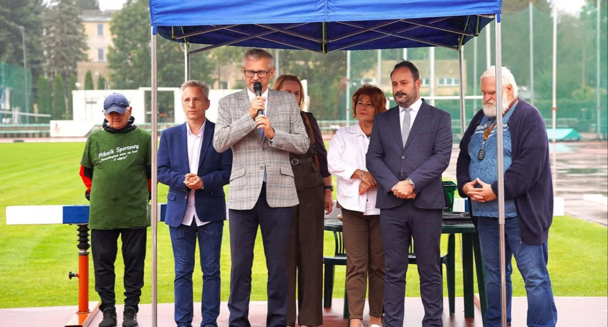 Olimpiadę otworzyli wiceprezydent Przemyśla Krzysztof Majcher oraz naczelnik Wydziału Rozwoju Gospodarczego, Edukacji, Kultury i Promocji Starostwa Powiatowego w Przemyślu Piotr Worosz.