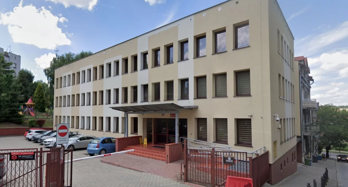 Prokurator Prokuratury Okręgowej w Przemyślu oskarżył Jana R. o usiłowanie pozbawienia życia znajomej – Doroty W. – poprzez oddanie w jej stronę dwóch strzałów przy użyciu przerobionej broni hukowej. Mężczyzna odpowie także za inne przewinienia, w tym groźby pozbawienia życia kierowane do pokrzywdzonej i osób udzielających jej pomocy./ FOT. Google Maps