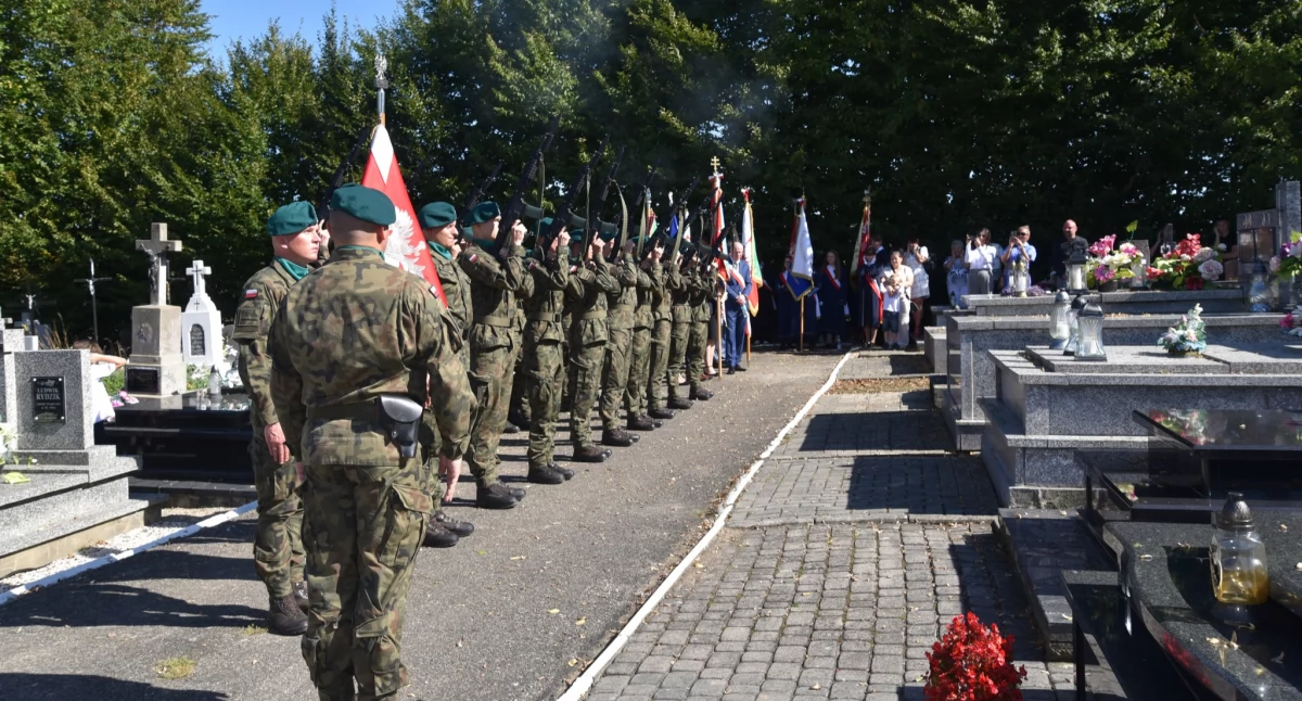 W uroczystościach związanych z 86. rocznicą wybuchu II wojny światowej połączonych z 26. Apelem Poległych wzięli udział mieszkańcy gminy Przeworsk, przedstawiciele władz samorządowych, duchowieństwa, młodzież szkolna oraz zaproszeni goście.