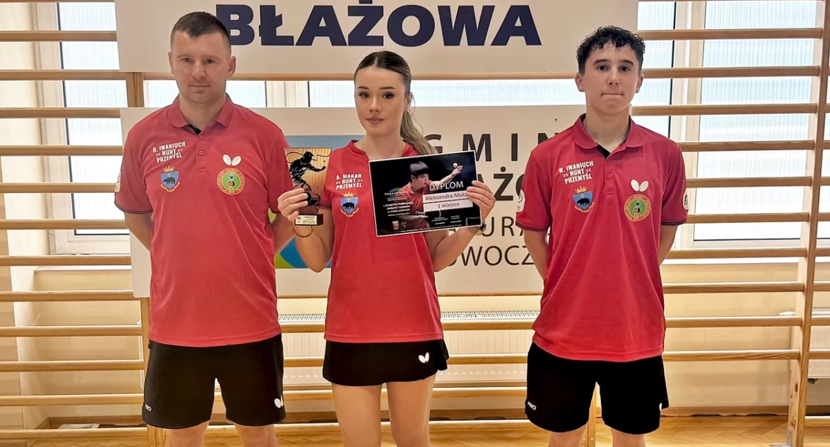Ekipa przemyskiego Nurtu podczas zawodów w Błażowej. Od lewej: trener Rafał Iwaniuch, Aleksandra Makar i Wiktor Iwaniuch. Fot. zbiory własne