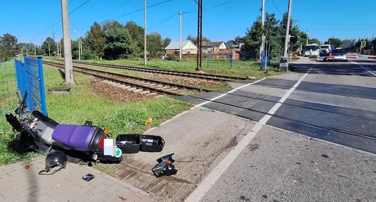 Skierowani na miejsce policjanci sprawdzili stan trzeźwości kierującego motorowerem. Okazało się, że mężczyzna miał blisko promil alkoholu w jego organizmie. / FOT. KPP Przeworsk