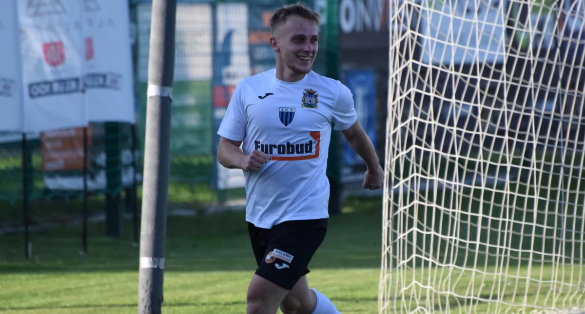 Grzegorz Janiczak kontynuuje dobrą strzelecką serię. Zdobył już dla JKS-u cztery bramki. Fot. Dominik Budzowski