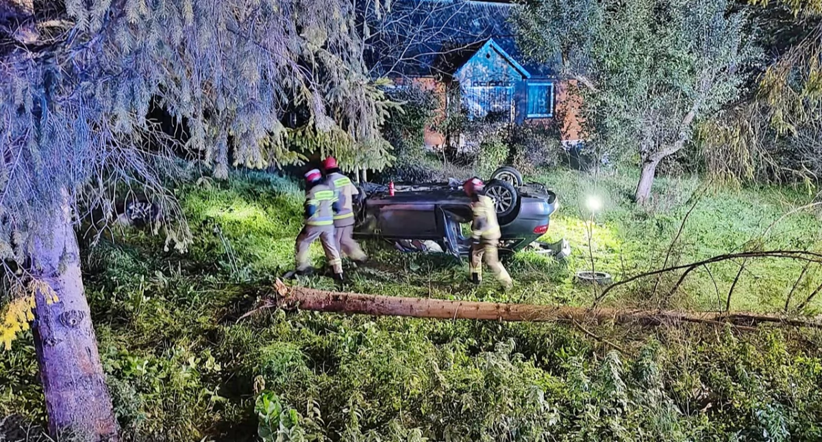 Na prostym odcinku samochód osobowy marki Audi wypadł z drogi, dachował i uderzył w drzewo. Fot. OSP KSRG Sufczyna