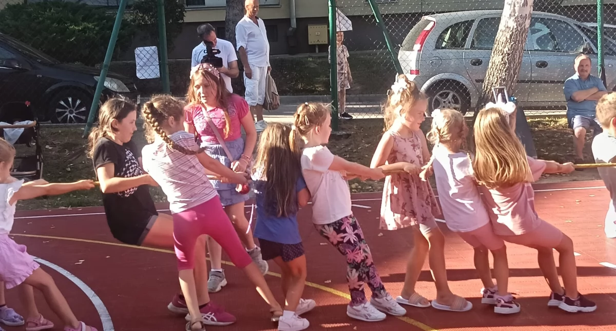 Boisko osiedlowe przy ul. Glazera po raz kolejny tętniło życiem. Było sporo atrakcji, zarówno dla małych, jak i dużych. Fot. zbiory własne