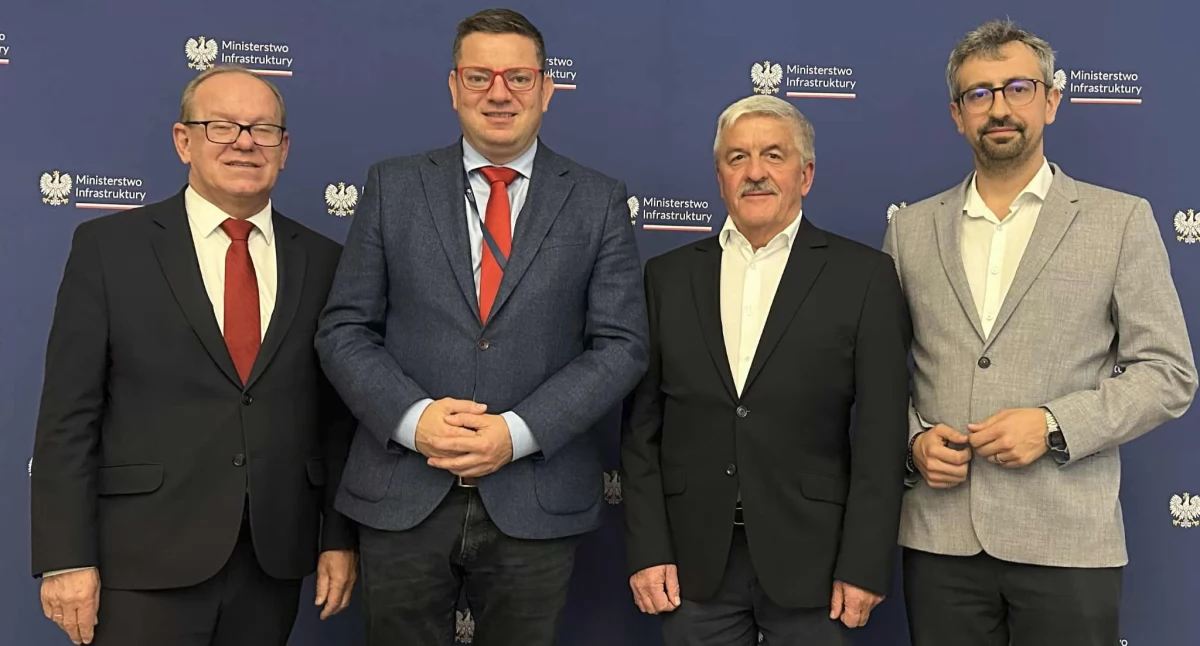 Przemyski radny Ryszard Kulej (drugi z prawej) 23 września br. – na zaproszenie sekretarza stanu w Ministerstwie Infrastruktury Przemysława Koperskiego – uczestniczył w spotkaniu poświęconym właśnie możliwości przedłużenia trasy pociągu pendolino do Przemyśla. W rozmowach wzięli udział również wicewojewoda podkarpacki Wiesław Buż oraz wiceprzewodniczący Podkarpackiej Nowej Lewicy Łukasz Rydzik. Fot. zbiory własne