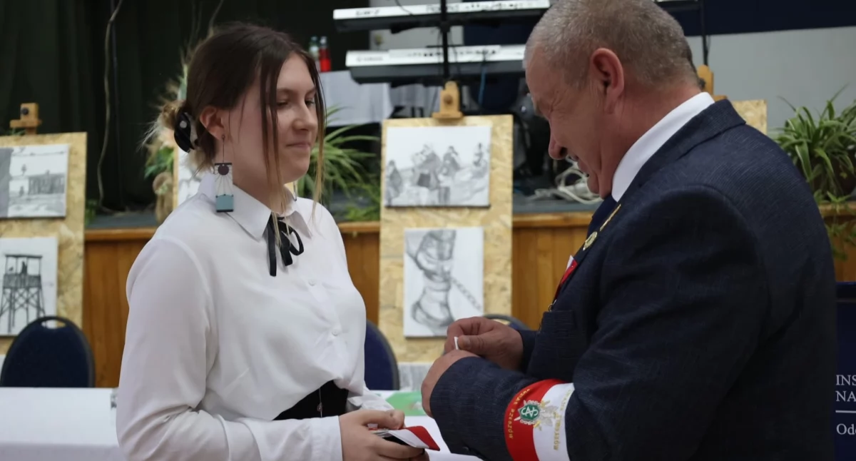 Prezes Józef Sieńko dekoruje Wiktorię Szajnik odznaką honorową rzeszowskiego oddziału Związku Sybiraków. Fot. zbiory własne