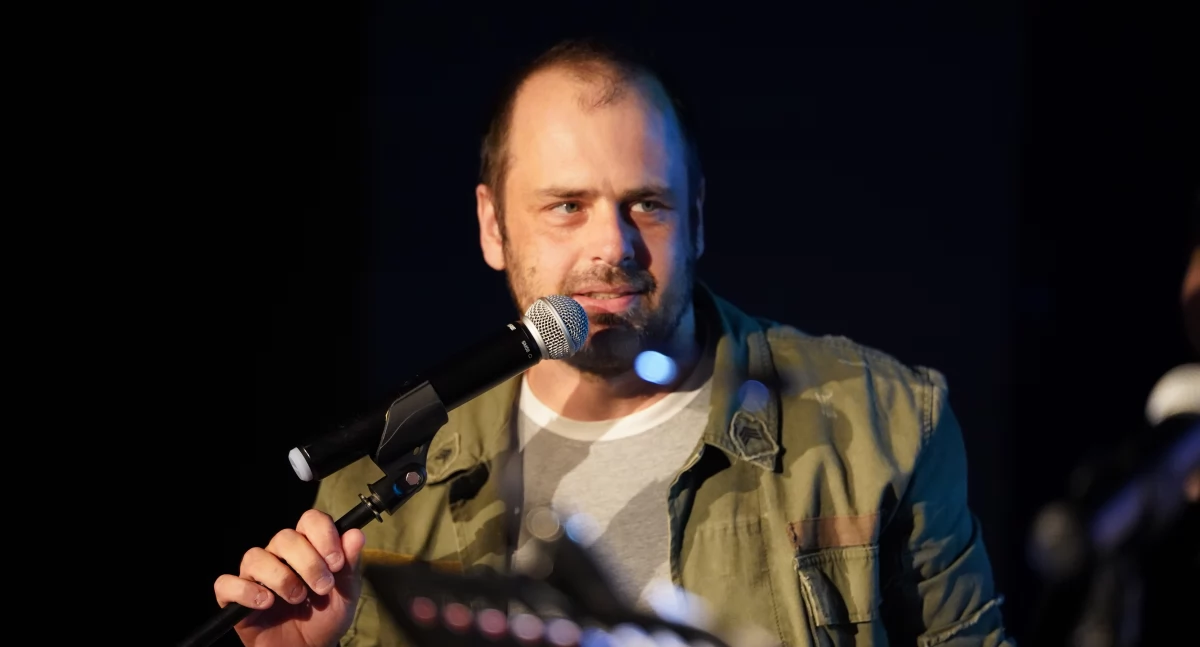 – Trzecie miejsce w kategorii mieszczącej filmy profesjonalne traktuję jak duże wyróżnienie. To na pewno zachęca do dalszej pracy nad nowymi projektami i dodaje skrzydeł – skomentował reżyser filmu „Zablokować most”, a także scenarzysta, operator, montażysta i odtwórca jednej z filmowych ról Robert Młynarski. Na zdjęciu podczas odbierania festiwalowej nagrody./ FOT. ks. K. Gryz