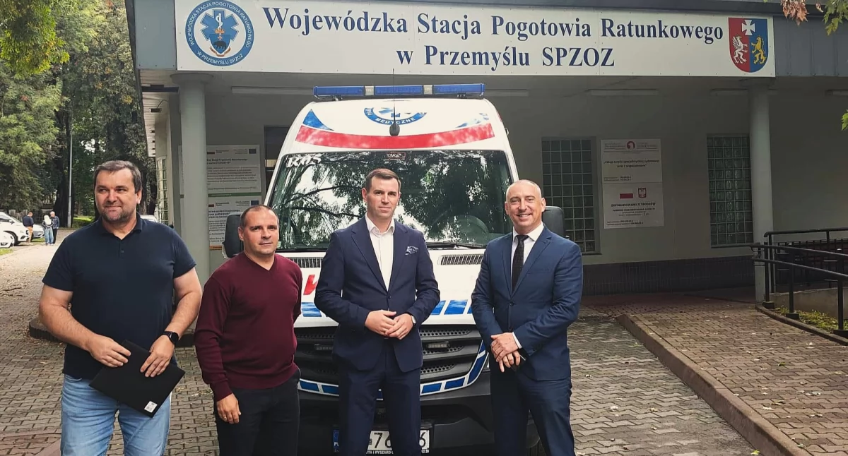 Ostatnia z karetek z przemyskiej WSPR trafiła do Szpitala Powiatowego SP ZOZ w Nowej Dębie. Umowę o jej przekazaniu i o dalszej współpracy podpisali dyrektorzy R. Kijanka i Jakub Dzik. Fot. zbiory własne