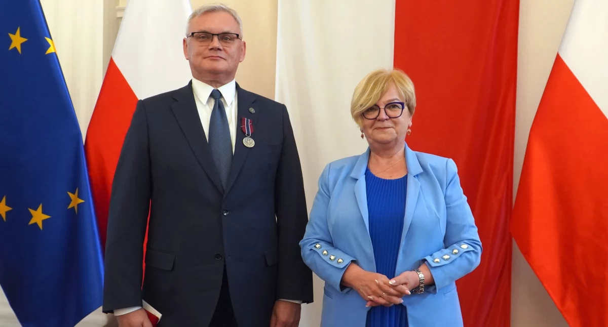 Medal „Pro Patria”, przyznany przez szefa Urzędu ds. Kombatantów i Osób Represjonowanych, dyrektorowi Szkoły Podstawowej nr 16 z Oddziałami Integracyjnymi w Przemyślu dr. Grzegorzowi Szopie wręczyła wojewoda podkarpacki Teresa Kubas-Hul. Fot. PUW Rzeszów