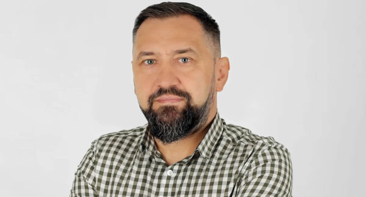 – W szkole uczymy bardzo wielu rzeczy: przedmiotów, dat, pojęć, a młodzi często mają problem z nazwaniem własnych emocji, tego, co czują. Stąd chyba tak duży kryzys psychiczny młodych ludzi, o którym tyle się mówi – mówi Janusz Harpula, nauczyciel języka polskiego, historii i WOS, dyrektor Szkoły Podstawowej im. ks. Franciszka Wosia w Świętoniowej./ FOT. ZW