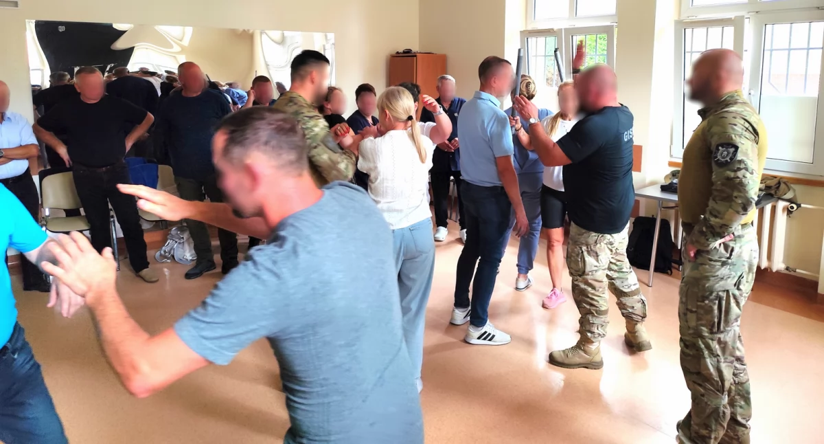Wojewódzki Podkarpacki Szpital Psychiatryczny w Żurawicy rozpoczął cykl szkoleń z zakresu samoobrony. Inicjatywa realizowana jest na mocy porozumienia zawartego z Okręgowym Inspektoratem Służby Więziennej w Rzeszowie. Fot. zbiory własne