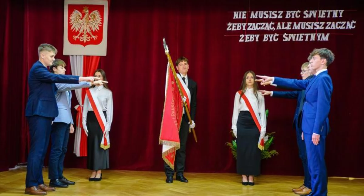 „Ślubujemy uroczyście uczyć się systematycznie i pilnie, sumiennie wypełniać swoje obowiązki” – przyrzekali pierwszoklasiści./ FOT. A. Pinkowicz