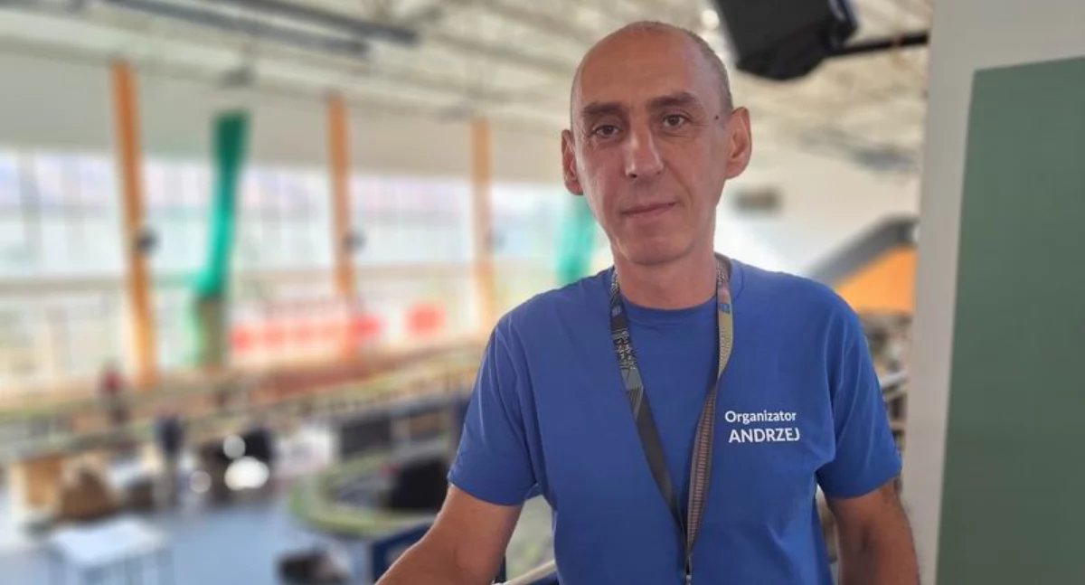 – To, że kolej i wszystko, co z nią związane, może być wspaniałym źródłem inspiracji, odkryłem jako 10-letni chłopak, kiedy dostałem od ojca fantastyczny prezent w postaci kolejki – mówi pomysłodawca wystawy makiet kolejowych w Żurawicy i pasjonat modelarstwa kolejowego Andrzej Rybak./ FOT. U. Gielo