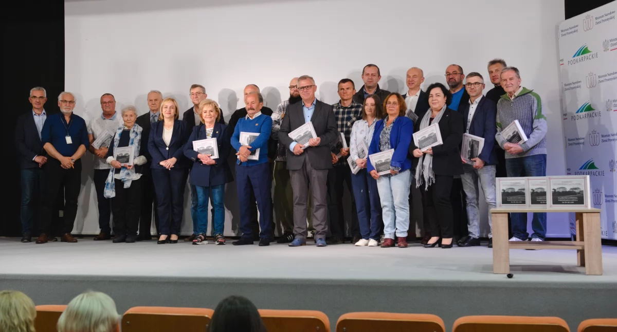 Autorzy, współautorzy, wydawcy albumu na wspólnym zdjęciu. Fot. MNZP