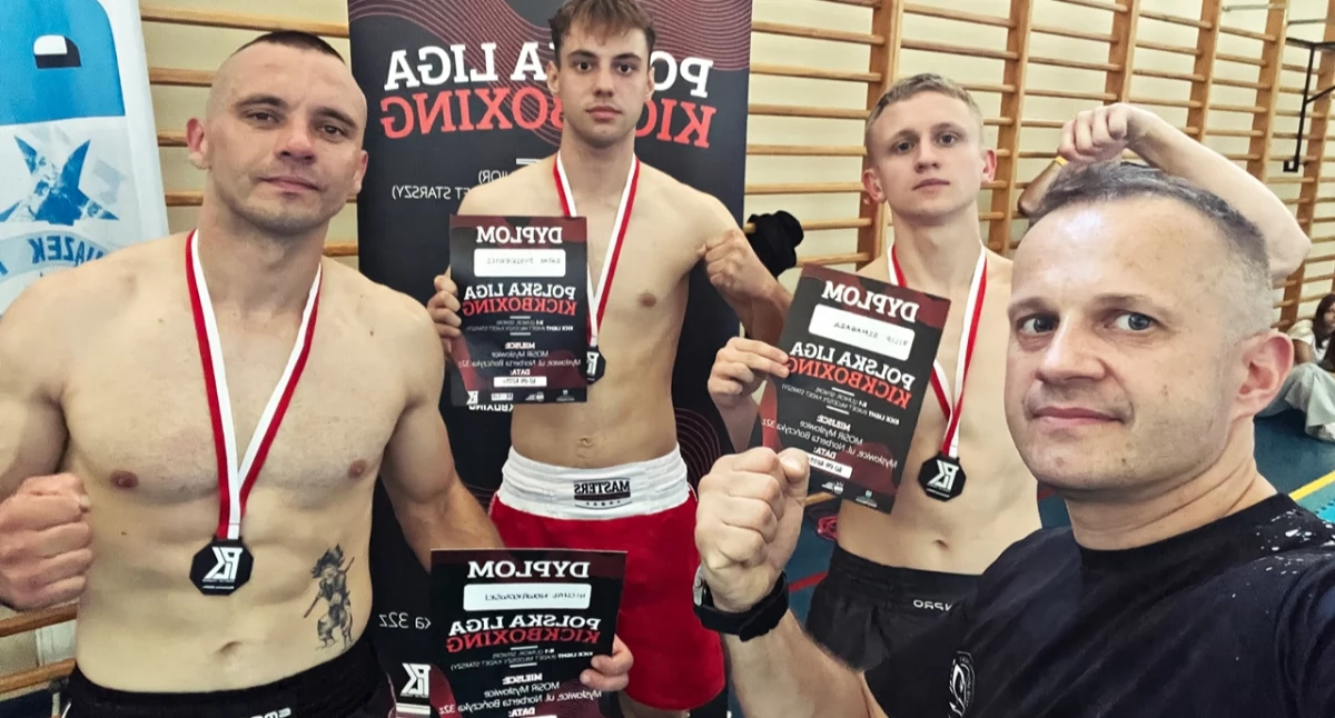 Jarosławscy kickbokserzy byli w Mysłowicach bezbłędni w formule k1. Pierwszy z prawej trener Jacek Bronowski. Fot. zbiory własne