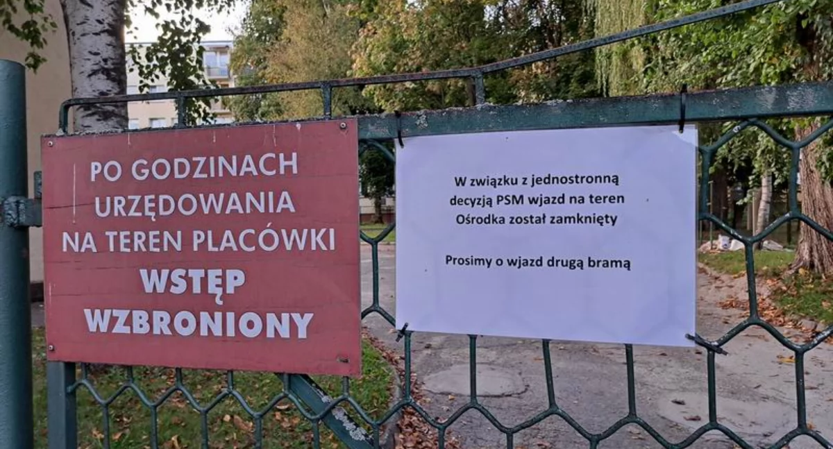 Jak wskazuje umieszczona na bocznej bramie ośrodka informacja, przejazd nią stał się niemożliwy w związku z decyzją Przemyskiej Spółdzielni Mieszkaniowej. Z tą nie mogą się pogodzić rodzice dzieci uczęszczających do placówki. / FOT. U. Gielo