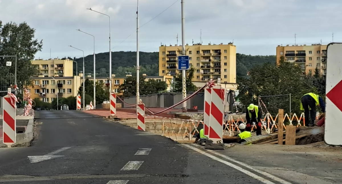 Na świeżo położonej na moście nawierzchni bitumicznej nie sposób będzie wykonać rozmalowania oznakowania poziomego. Trzeba będzie odczekać około dwóch tygodni. Stąd docelowa organizacja ruchu na moście ma być gotowa w drugiej połowie października. Natomiast na 90 procent od poniedziałku (6 bm.) zniknie sygnalizacja świetlna na moście – wynika z zapowiedzi ZDM. / FOT. U. Gielo