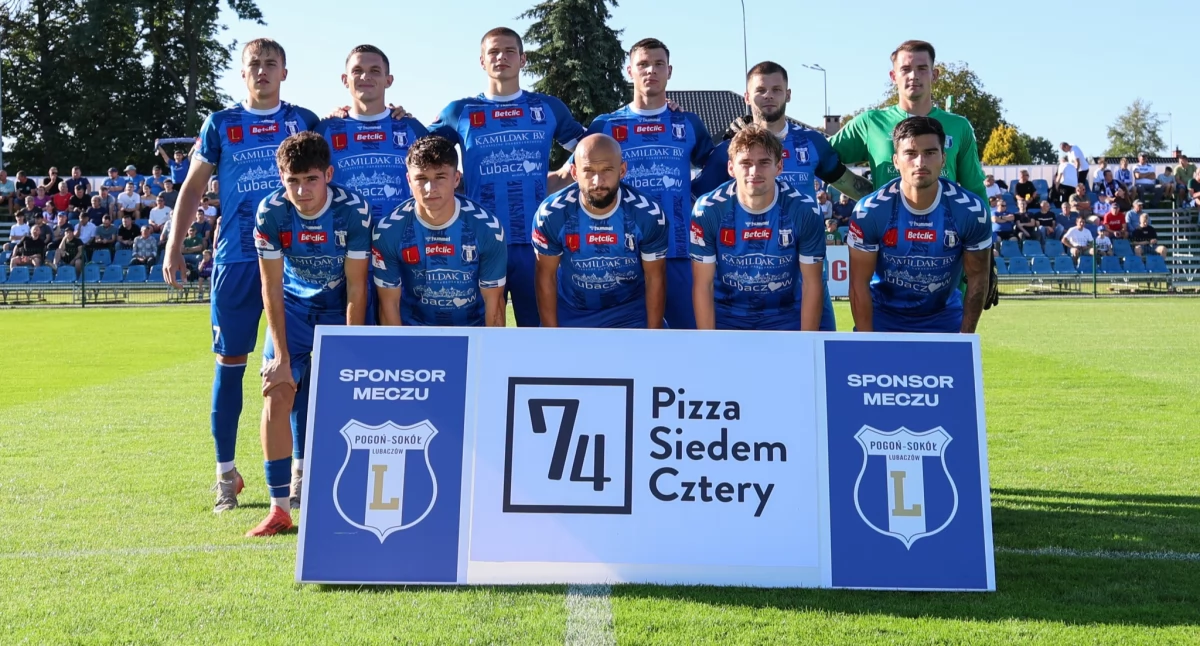 Pogoń-Sokół Lubaczów (nie w personalnym zestawie na zdjęciu!) pokonała w Jarosławiu JKS i będzie miała okazję zrewanżować się KS Wiązownica za porażkę w ubiegłorocznym finale. Fot. Pogoń-Sokół Lubaczów