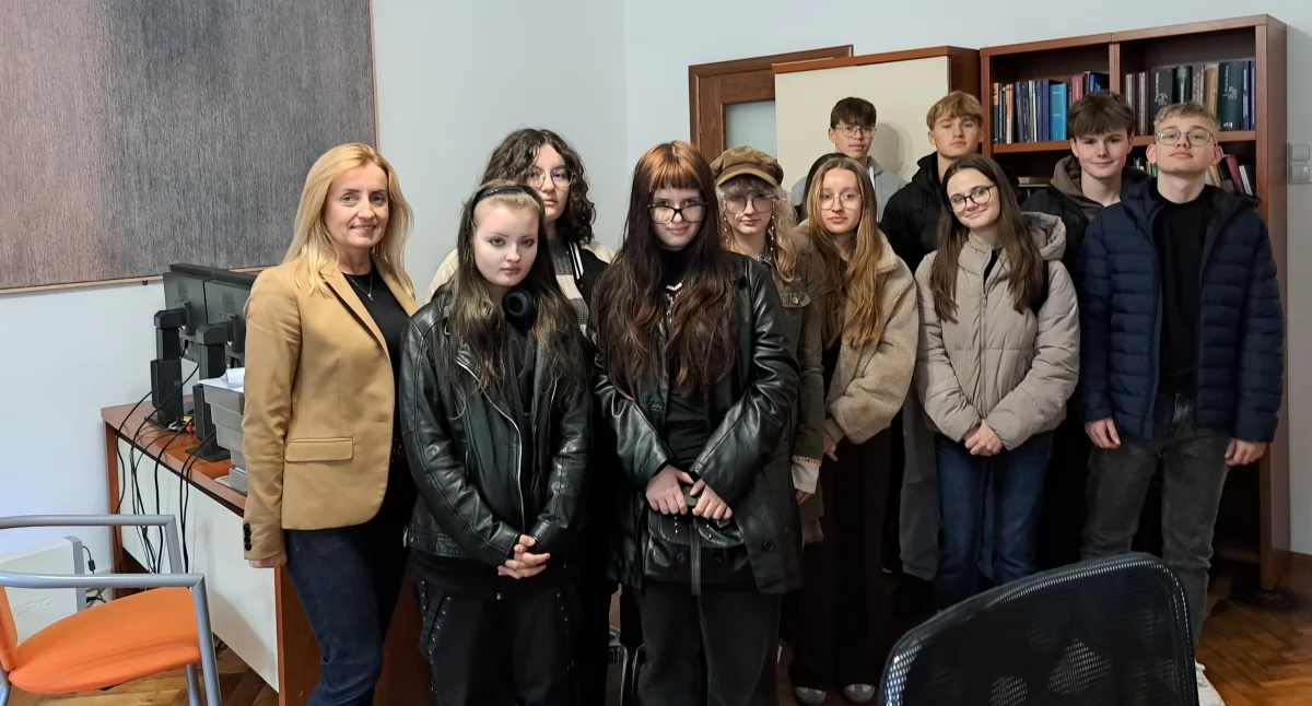 Reprezentacja klasy II b o profilu medialnym wraz z opiekunem – polonistką Agnieszką Gocal./ FOT. U. Gielo