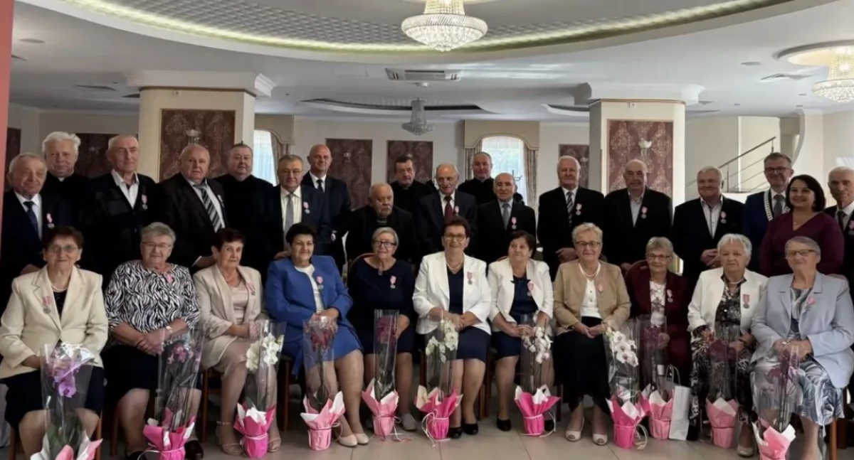 Pamiątkowe zdjęcie złotych par./ FOT. I. Wolanin