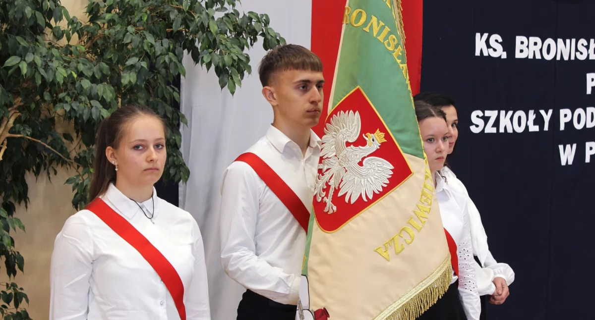 Ważnym momentem było przekazanie sztandaru przez przedstawicieli Rady Rodziców na ręce dyrekcji. Chwilę później trafił on w ręce uczniów tworzących poczet sztandarowy./ FOT. UMiG Pruchnik