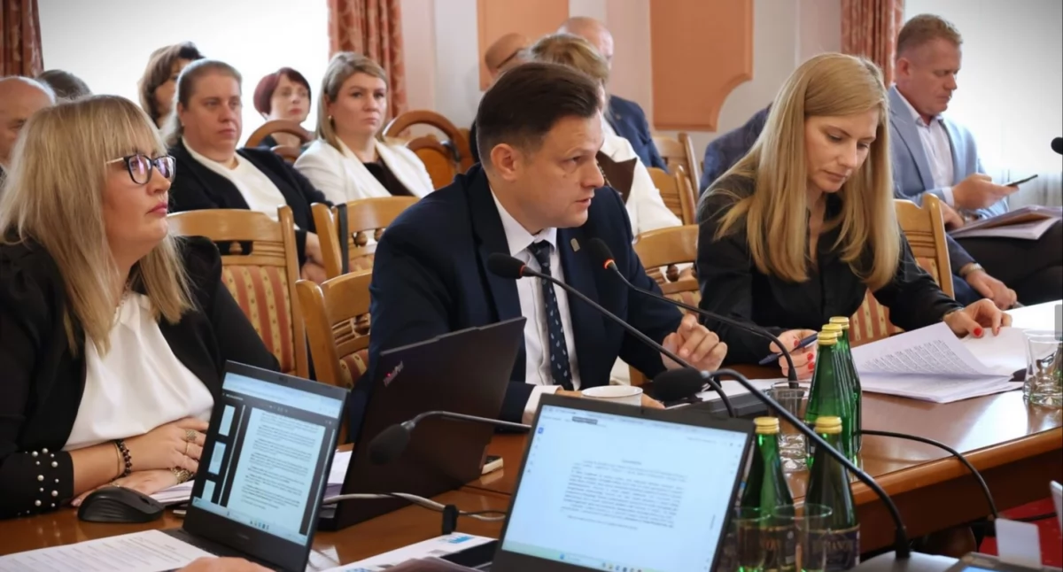 Przy okazji podwyżek cen biletów wypłynął równeiż temat parkometrów. Zdaniem burmistrza M. Nazarewicza powinny się one pojawić w Rynku i jego okolicach. – Warto wrócić do tej dyskusji w momencie, kiedy uda się wyremontować parking przy ulicy Świętojańskiej i uporządkować będący w rękach prywatnych teren za synagogą – zaznaczył./ FOT. UM Jarosław