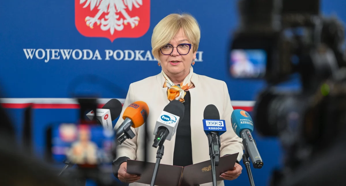 – Dzięki realizacji całej inwestycji uzyskamy szybką kolej umożliwiającą podróżowanie z prędkością 160 kilometrów na godzinę dla pociągów pasażerskich i 120 kilometrów na godzinę dla pociągów towarowych oraz infrastrukturę graniczną, pozwalającą na znacznie płynniejsze i bezpieczne odprawianie stale rosnącej liczby pociągów – podkreśliła podczas konferencji prasowej wojewoda podkarpacki Teresa Kubas-Hul, mówiąc o przebudowie przejścia kolejowego Przemyśl – Medyka. Fot. Jerzy Żygadło/PUW Rzeszów