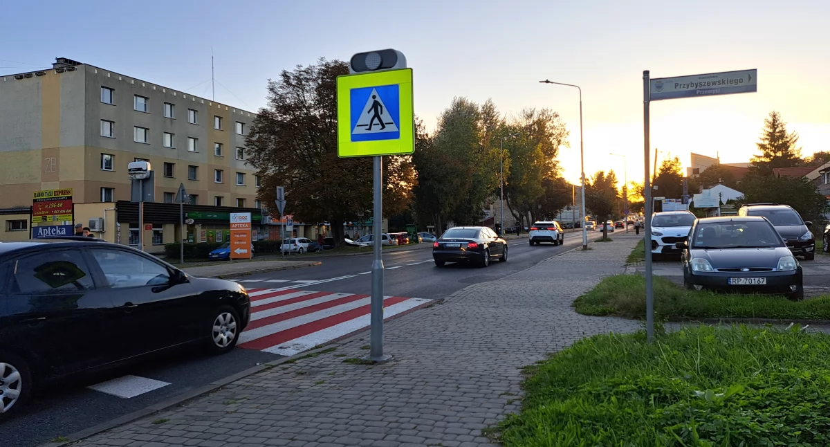 Tuż obok aktywnego przejścia dla pieszych przy Grunwaldzkiej, w odległości około 3 metrów, zlokalizowany jest wyjazd z parkingu. Zdaniem radnej wjazd czy wyjazd z niego mógłby się odbywać przez ulice Narutowicza i Ujejskiego, co pozwoliłoby zmniejszyć natężenie ruchu w okolicy pasów. / FOT. U. Gielo
