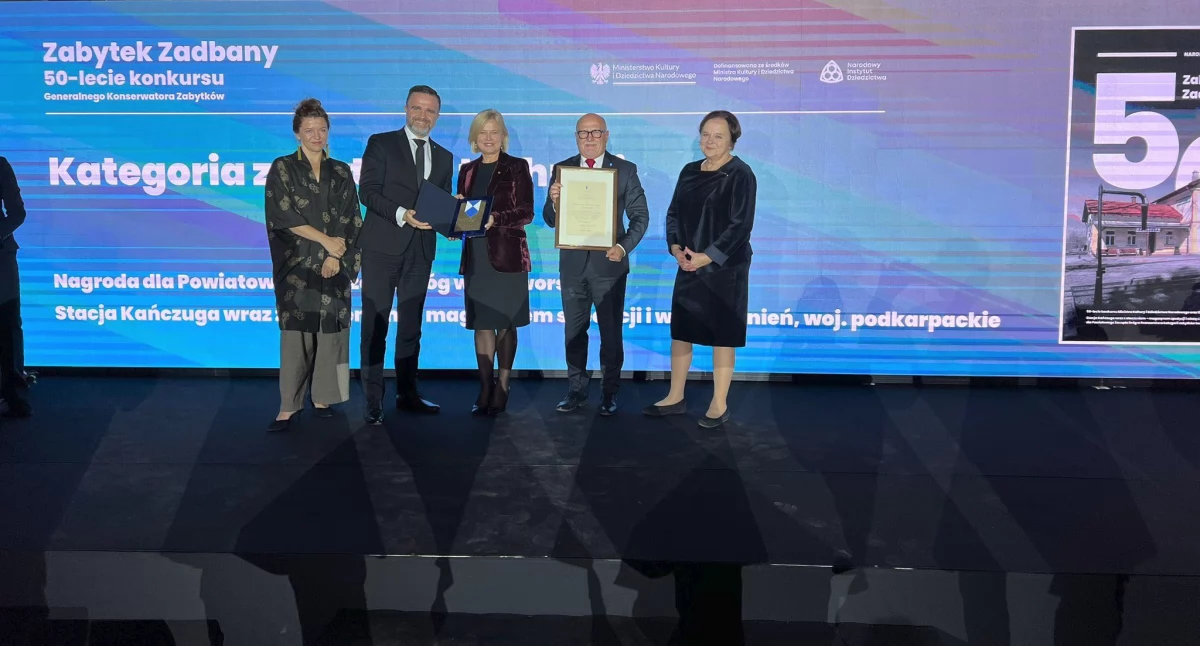 1 października br. w Żyrardowie odbyła się uroczysta gala podsumowująca 50. edycje konkursu „Zabytek Zadbany”. Statuetkę za przywrócenie do życia stacji kolejki wąskotorowej „Pogórzanin” w Kańczudze odebrali starosta przeworski Dariusz Łapa i naczelnik Przeworskiej Kolejki Wąskotorowej PKW Edward Gwizdała. Fot. Starostwo Powiatowe Przeworsk