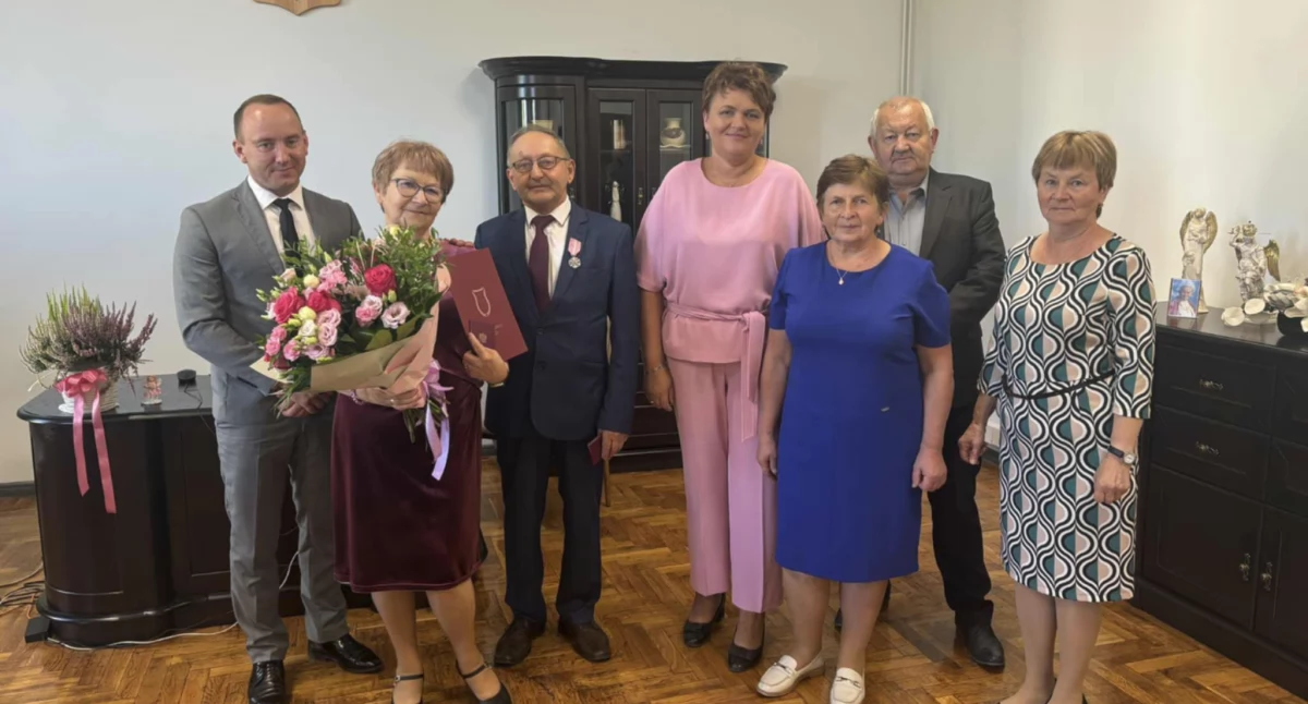 50 lat wspólnego życia świętowali w Urzędzie Miasta i Gminy Bircza Jadwiga i Kazimierz Sznilikowie. Gratulacje złożyli im burmistrz Anna Szymaszek i jej zastępca Przemysław Dutkowski./ FOT. UMiG Bircza