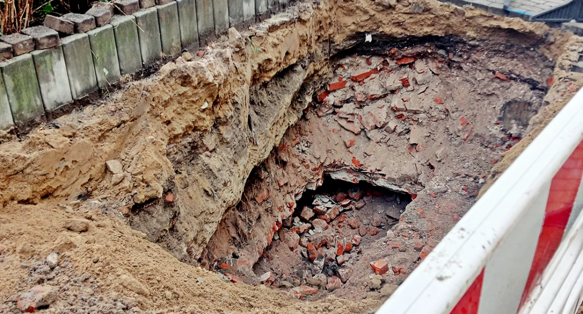 Wielkim szczęściem jest, że nie odkryła się żadna piwnica, kiedy na plac Niepodległości wjechał słynny „diabelskim młyn”. Doszłoby do wielkiej tragedii. Fot. Mariusz Godos
