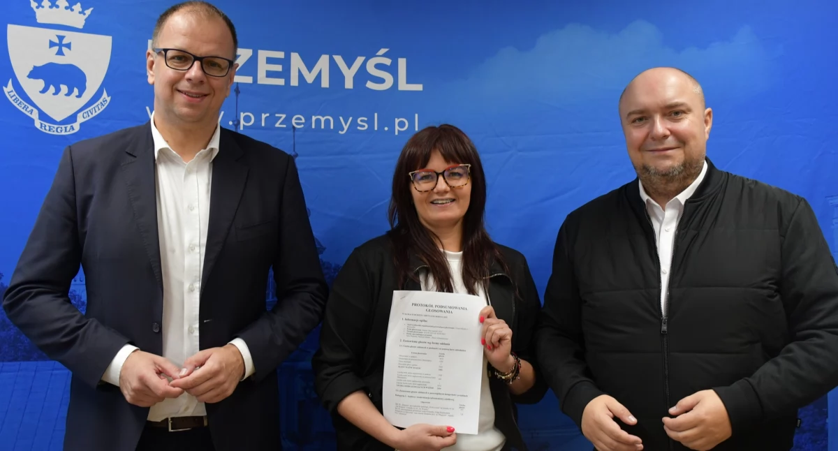 Od lewej: prezydent Przemyśla Wojciech Bakun, przewodnicząca Komisji ds. Budżetu Obywatelskiego Miasta Przemyśla, radna Monika Jaworska oraz przewodniczący Rady Miejskiej w Przemyślu Marcin Kowalski. Fot. UM Przemyśl
