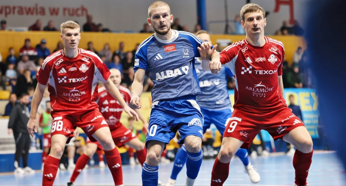 Siedem bramek na jednym zdjęciu... Z lewej Rostislaw Semenczenko, z prawej Artem Fareniuk, czyli autorzy 7 z 10 goli Texom Eurobusu w Chorzowie. Fot. Tomasz Stefanik Fotografia