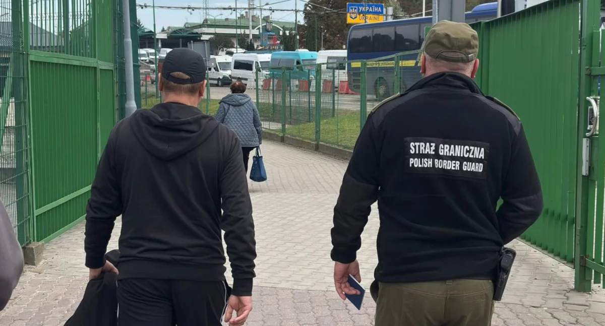 Cudzoziemcy pod konwojem pograniczników zostali doprowadzeni do granicy. / FOT. BiOSG