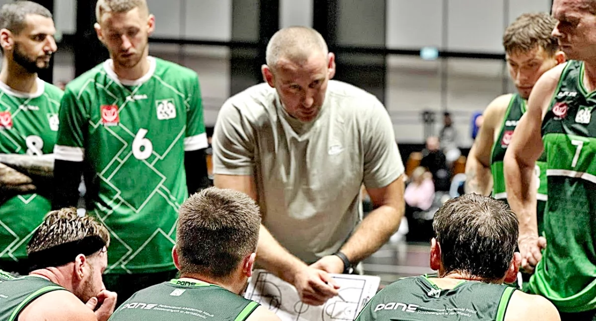 Trener AZS PANS Jarosław Tomasz Fortuna miał trochę zastrzeżeń do gry swoich zawodników, bo i ten występ mógł być znacznie lepszy. Fot. AZS PANS Jarosław