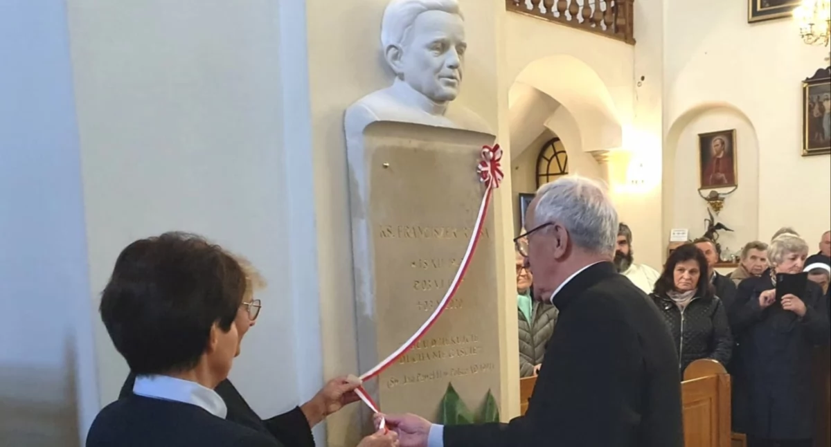 W kościele św. Mikołaja i Stanisława Biskupa przy jarosławskim opactwie – z inicjatywy grupy przyjaciół ks. Rząsy – odsłonięto upamiętniające go popiersie oraz tablicę./ FOT. Stowarzyszenie Przyjaciół Jarosławskiego Hospicjum