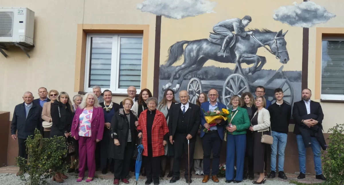 Mjr J. Gołdasz uwieczniony został w formie wielkoformatowego muralu, powstałego na zamówienie Stowarzyszenia Urzejowice. Jego autorem jest Arkadiusz Andrejkow. FOT. Odsłonięcie muralu odbyło się z udziałem społeczności Szkoły Podstawowej im. św. Antoniego z Padwy w Urzejowicach.