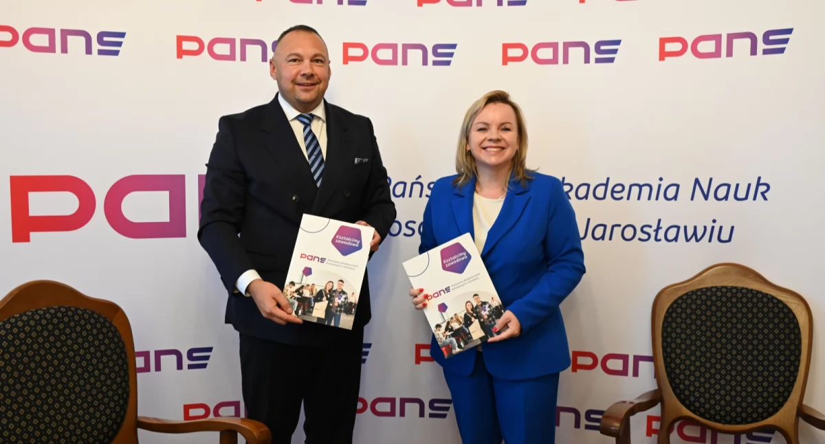 Współpraca ma przynieść obustronne korzyści. Dla żaków mają być szansą na rozwój talentów i pasji, a powiatowi pozwoli na umocnienie swojej pozycji jako ośrodka kulturalnego i naukowego. Dokument przypieczętowujący ją podpisali starosta jarosławski Kamil Dziukiewicz oraz rektor PANS  w Jarosławiu dr Beata Rejman./ FOT. PANS w Jarosławiu