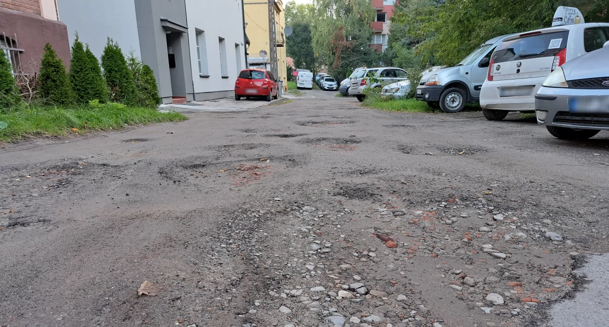 Choć ulica Dekerta ma niecałe 100 metrów, nie przeszkadza to w tym, by było o niej głośno. Mieszkańcy kolejny już raz apelują o remont usłanej dziurami nawierzchni lub choćby znalezienie w budżecie miasta pieniędzy na dokumentację projektową w tym zakresie.  / FOT. U. Gielo