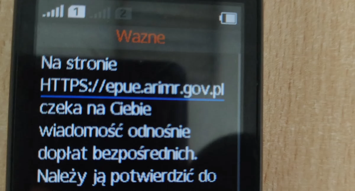 Fałszywe wiadomości pochodzą od nadawców „Tajne” oraz „Ważne” i często mają na celu wywarcie presji czasu, na przykład przestrogę, że w przypadku braku podjęcia działań do określonej daty dopłaty bezpośrednie na 2025 rok zostaną zablokowane./ FOT. ARiMR