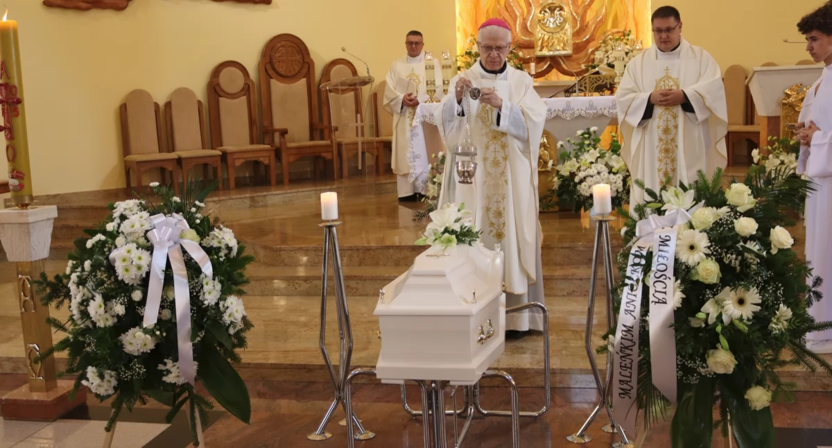 Msza św. w intencji dzieci utraconych i ich rodziców odbyła się w kościele pw. Józefa Sebastiana Biskupa. Po niej pochowanie zostały w zbiorowej mogile na Cmentarzu Zasańskim./ FOT. WSzwP