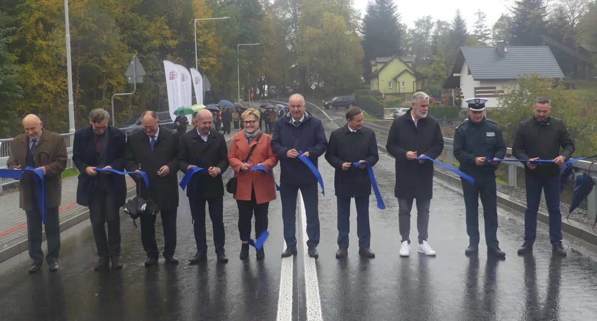 Uroczyste podsumowanie zrealizowanej inwestycji drogowej, przypieczętowanej symbolicznym przecięciem wstęgi, miało miejsce 10 października w Babicach. / FOT. UG Krzywcza
